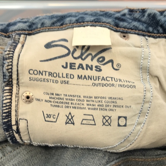 Silver jeans. Low rise with a fan detail on legs. Great stretch fabric. - Picture 9 of 15